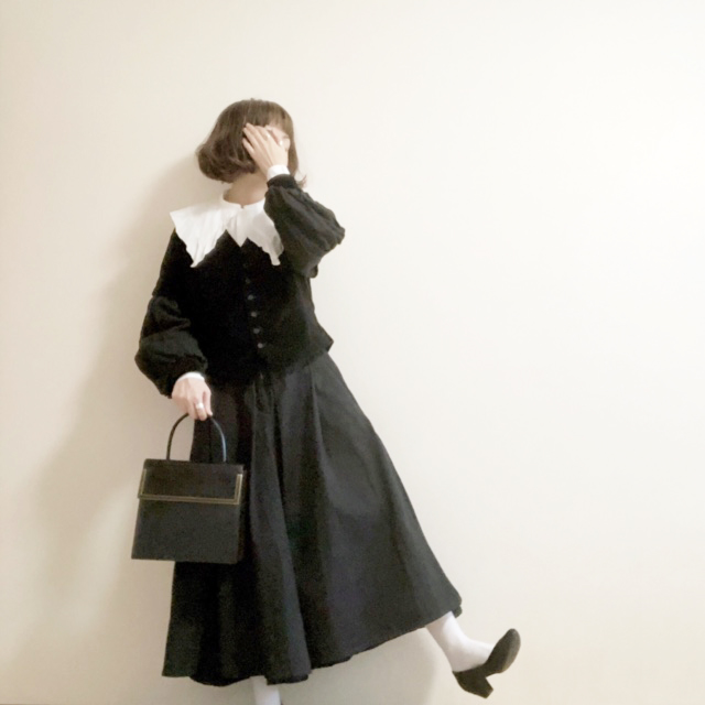 カジュアルな会なら綺麗めなベルベットのジャケットに同色異素材のスカートでセットアップ風に。ビッグカラーのブラウスで華やかさをプラス。式に合わせてブローチやコサージュ、パールのネックレスを付けても素敵です。