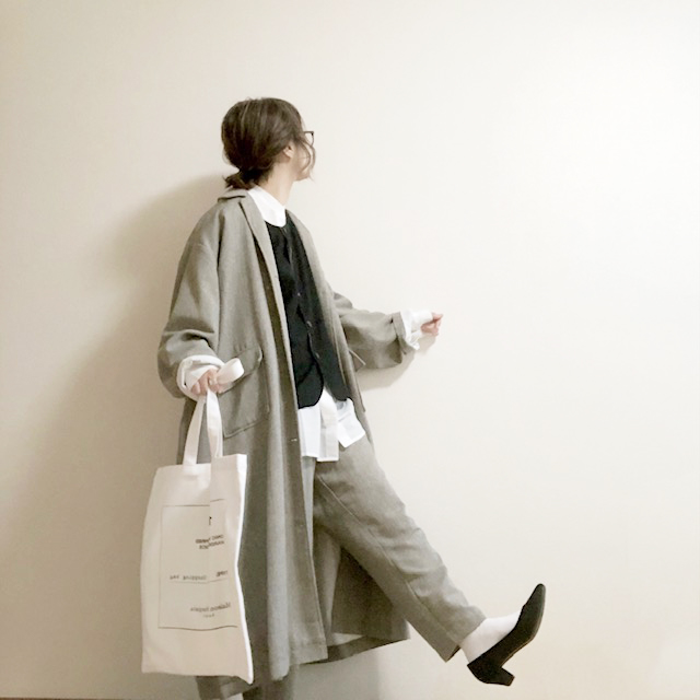 送別会など夜の集まりには、寒さ対策に春コートのセットアップにベスト。

シアーブラウスとトートバッグで少しカジュアルダウンを。