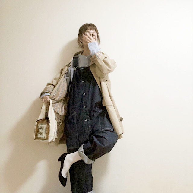 合わせやすいパンプスはオーバーオールやデニムで普段使いにも。

ワンウォッシュのオーバーオールにスタンダードなブラウス、バーバリーのハーフコートを羽織ればフレンチカジュアルに。