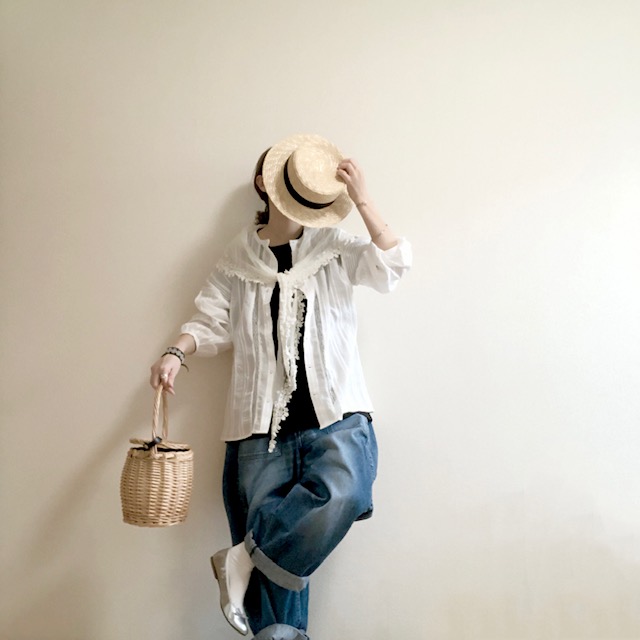 カンカン帽やかごバッグで季節感を出したスタイルにもシルバーのバレエシューズが大活躍。