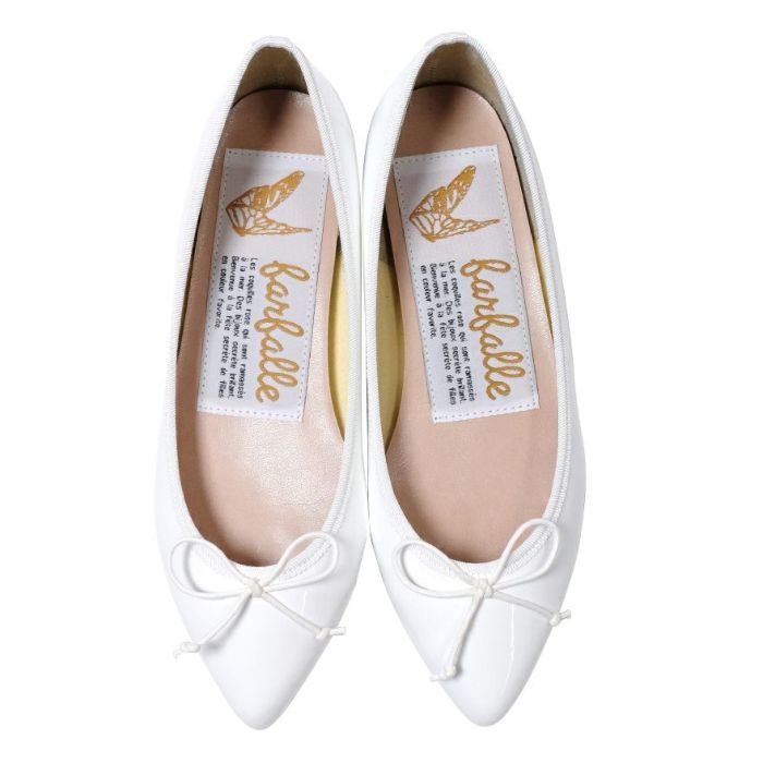 今回のコーディネートに使用したエナメル素材のポインテッドトゥホワイトバレエシューズはこちら