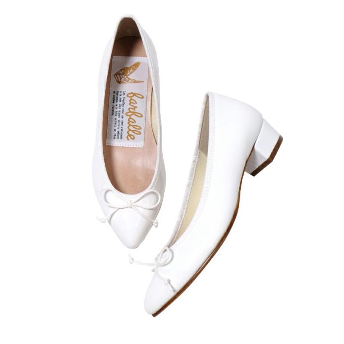 今回のコーディネートに使用したエナメル素材のポインテッドトゥホワイトバレエシューズには3ｃｍのミドルヒールもあります