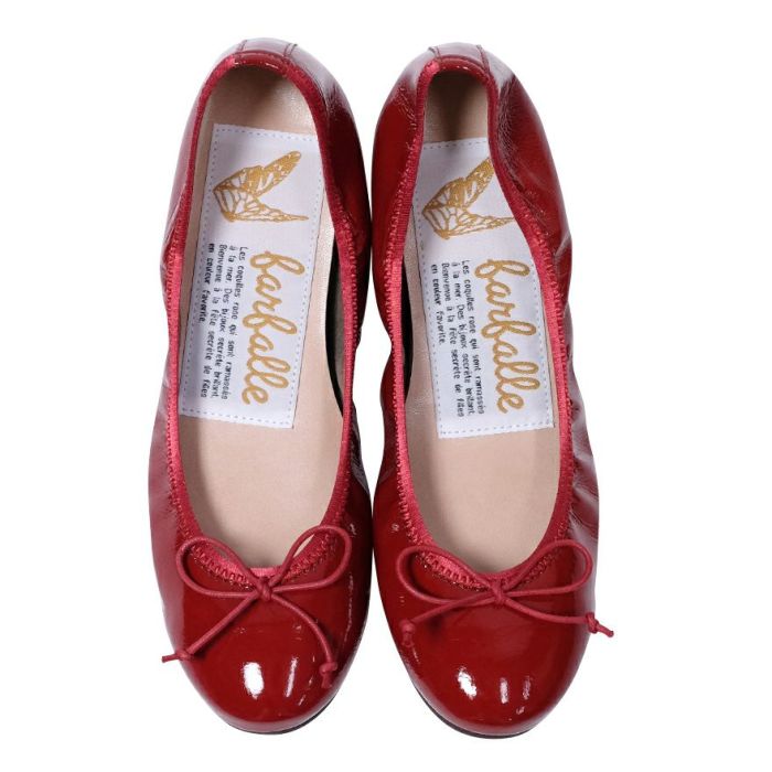 今回のコーディネートに使用した折り畳んで持ち歩けるラウンドトゥエナメルバレエはこちら