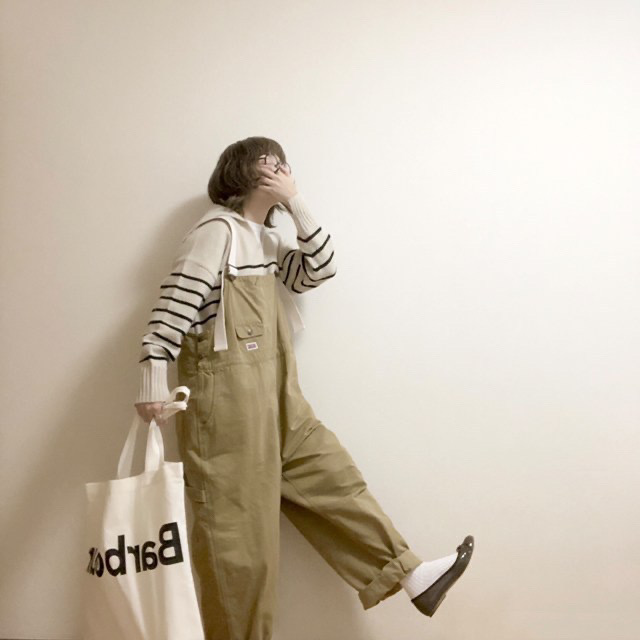 カーキのオーバーオールとボーダーシャツのラフな休日コーデにもブラウンのバレエシューズがぴったり。