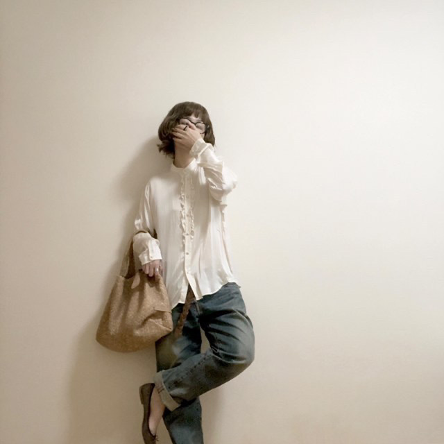 ボーイッシュなシルエットのジーンズは光沢のあるシルクブラウスで女性らしさをプラス。バッグとバレエシューズの色をブラウン系で合わせるとまとまりが出ます。