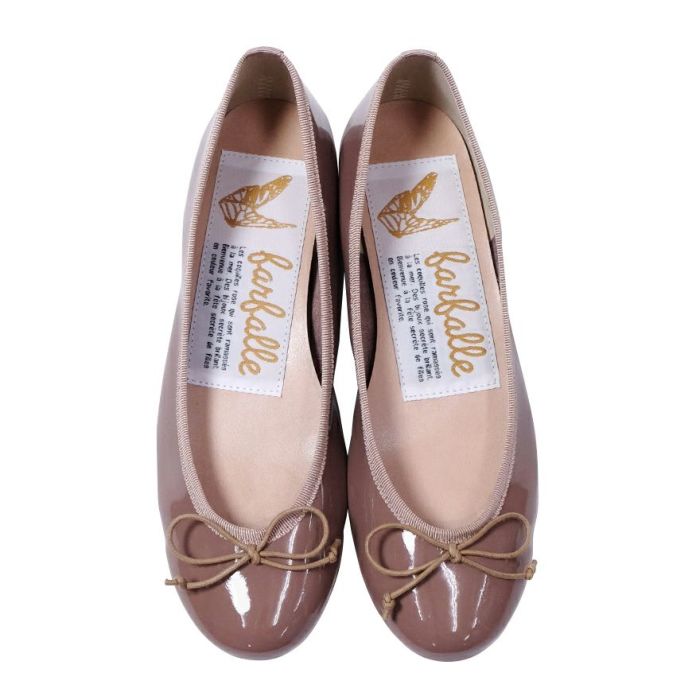 今回のコーディネートに使用したダークブラウンのラウンドトゥエナメルバレエはこちら