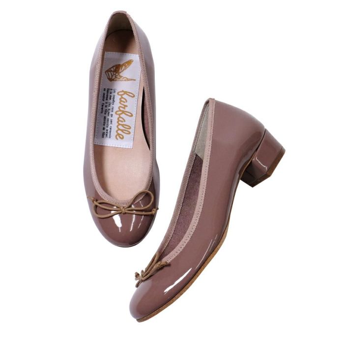 ダークブラウンのラウンドトゥエナメルバレエには3ｃｍヒールもあります