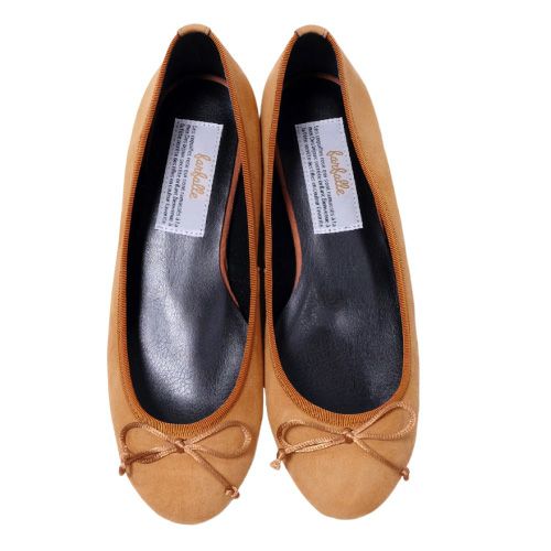 今回のコーディネートに使用したテラコッタカラーのラウンドトゥシープスキンスエードバレエはこちら