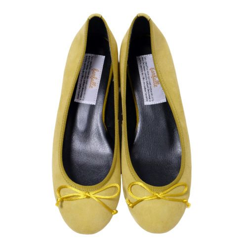 秋冬ならしっとりしたイエローもおすすめです