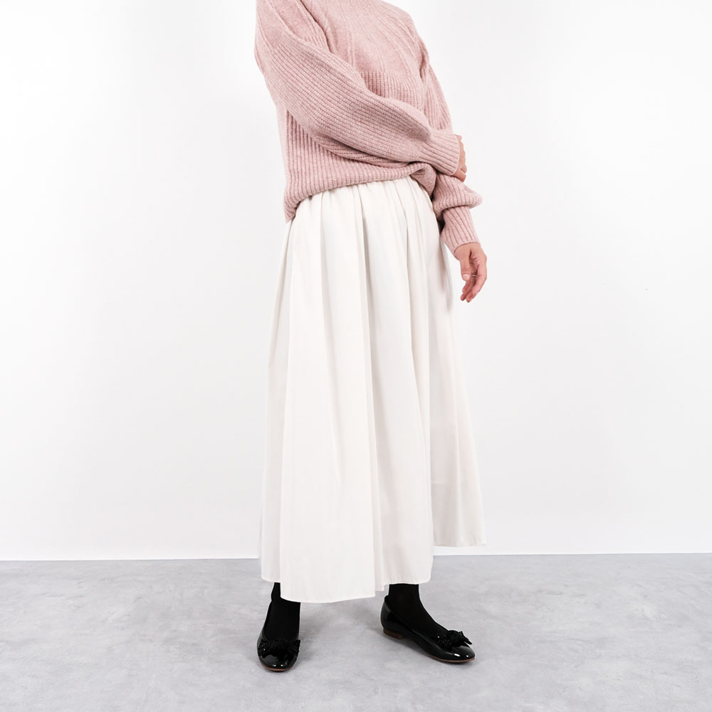 淡いカラーでまとめたニット＋スカートの足もとに「Jewel(ジュエル)」を合わせてシンプルながらも華やかな印象のコーディネート。