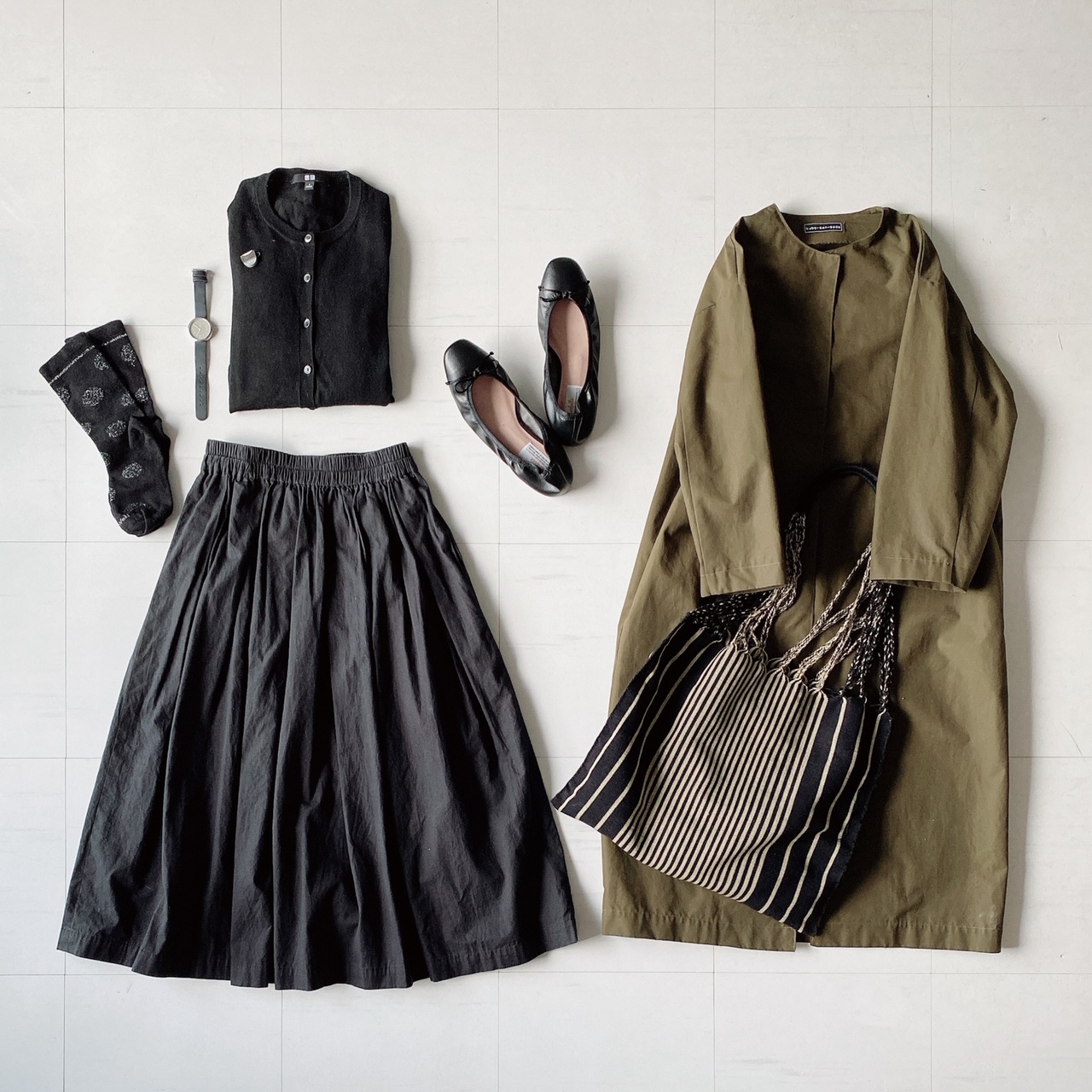 カーキ色のコートにインナーは黒で統一したコーデに。足元はブラックのスクエアトゥバレエシューズで学校行事で靴の脱ぎ履きもらくちん