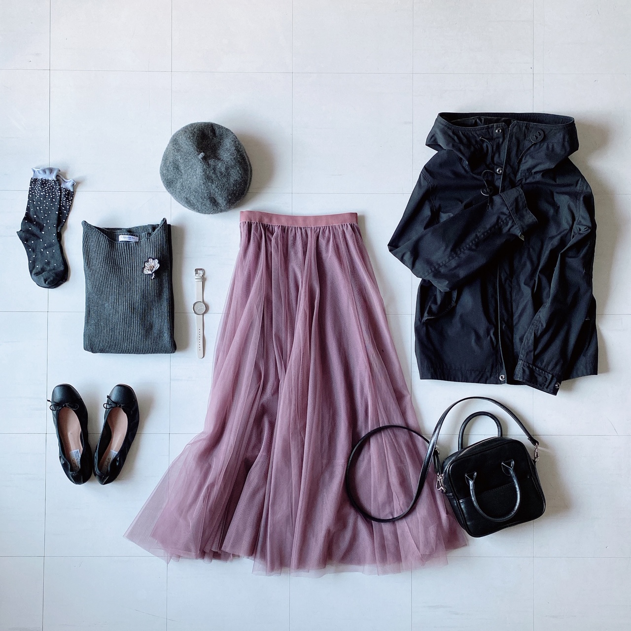 アウトドアギアにガーリーなチュールスカートで甘辛ミックスコーデ。スクエアトゥバレエシューズは少しきれいめなスタイルにも。