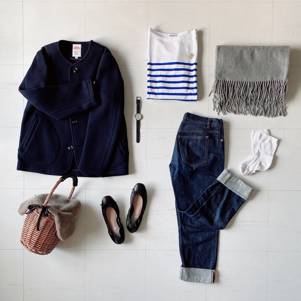 ボーダートップスにジーンズのフレンチカジュアルにもスクエアトゥバレエ。白靴下と合わせて爽やかに。