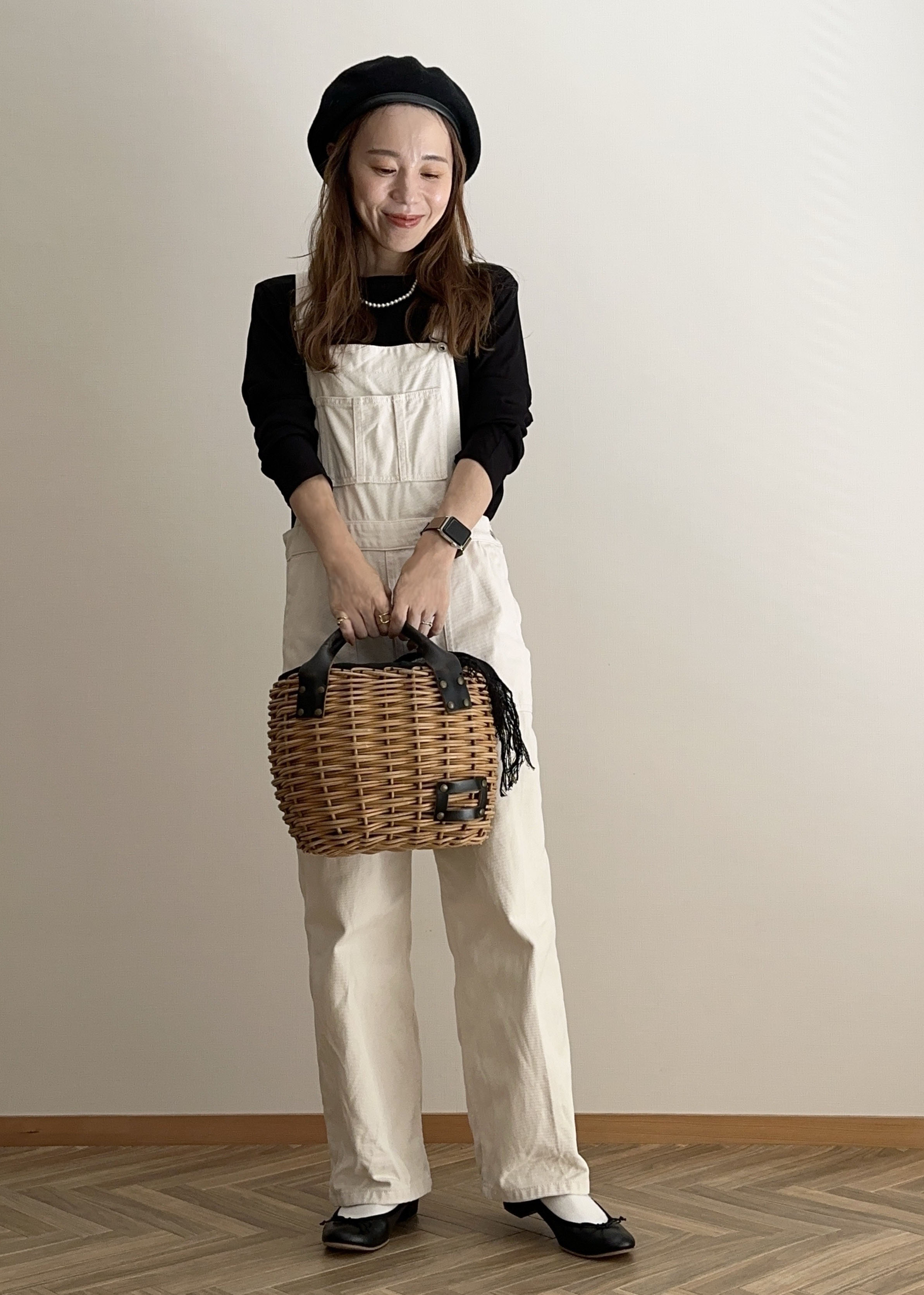 幼い印象になりがちなホワイトのオーバーオールはモノトーンでまとめて大人っぽく、パールのネックレスやシックなブラックのミドルヒールバレエシューズを合わせてレディな着こなしのコーディネートに。