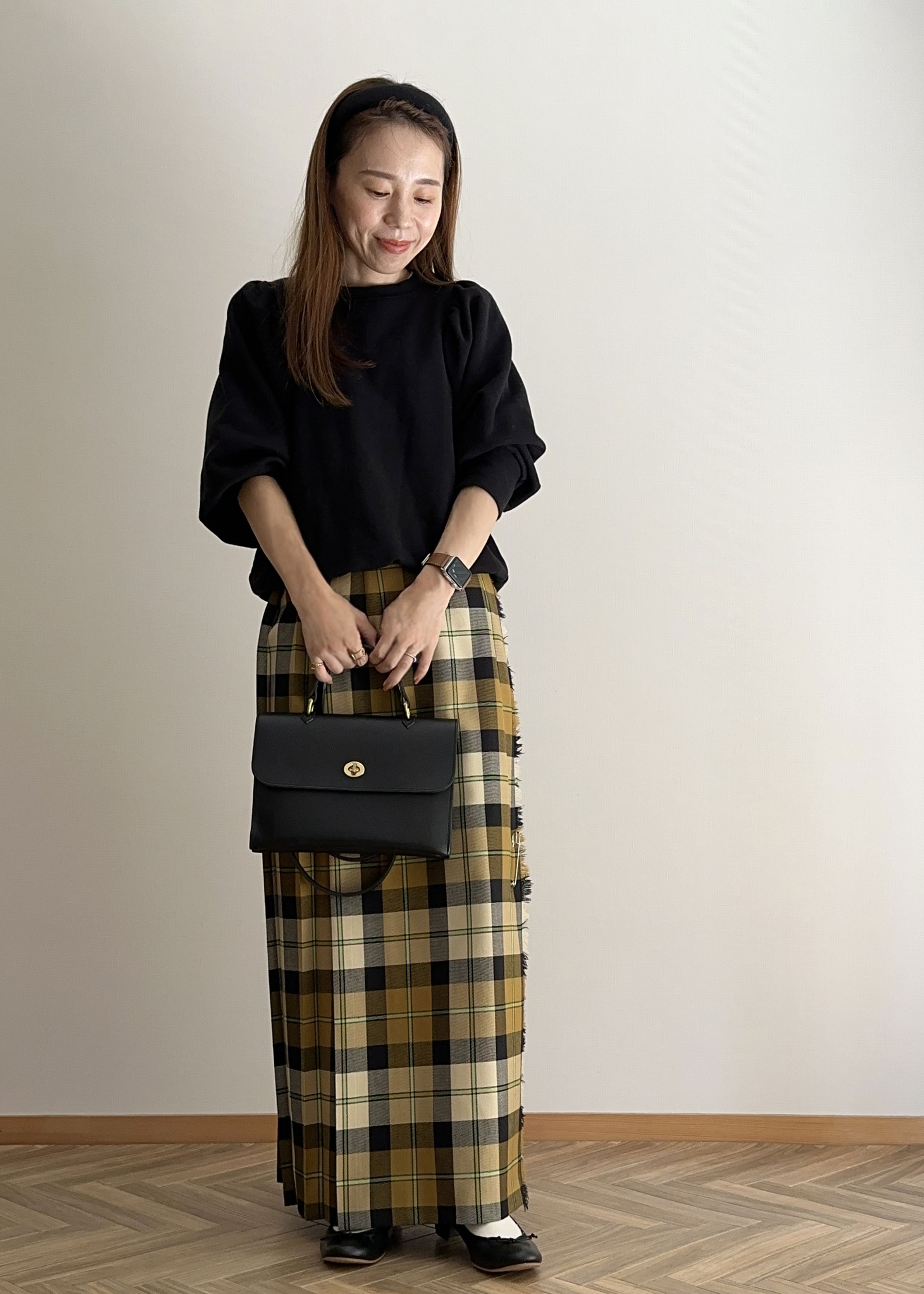 秋冬にぴったりな大人可愛いチェック柄のオニールオブダブリンのキルトスカートを主役に、バッグやバレエシューズなど小物はブラックでまとめた、エレガントな中にも愛らしさのあるレディライクなコーディネート。。