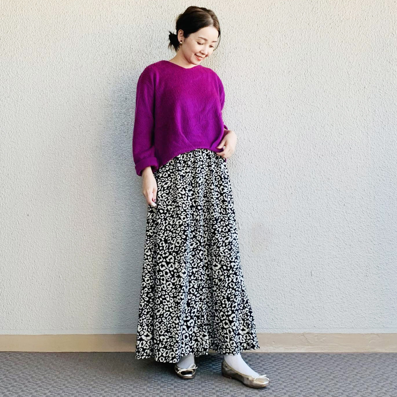 柄スカートとカラーニットにも肌なじみのよいゴールドのスクエアトゥバレエシューズはコーデを邪魔しません。