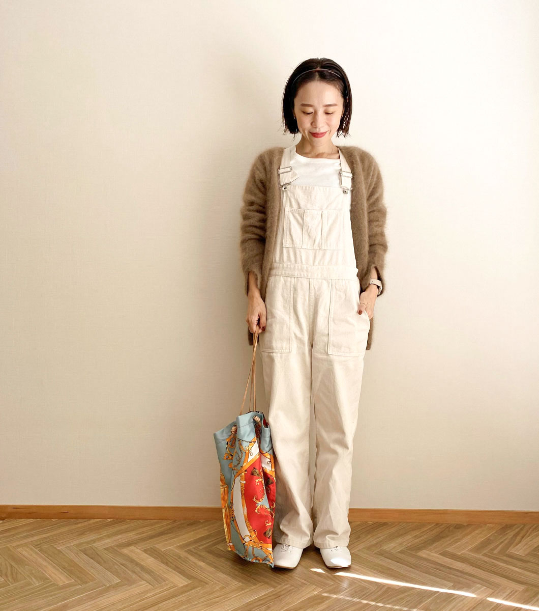 白とベージュのワントーンでまとめたオーバーオールが主役のコーディネート。スムースホワイトのレースアップシューズで色をつなぐと足長効果も得られます。