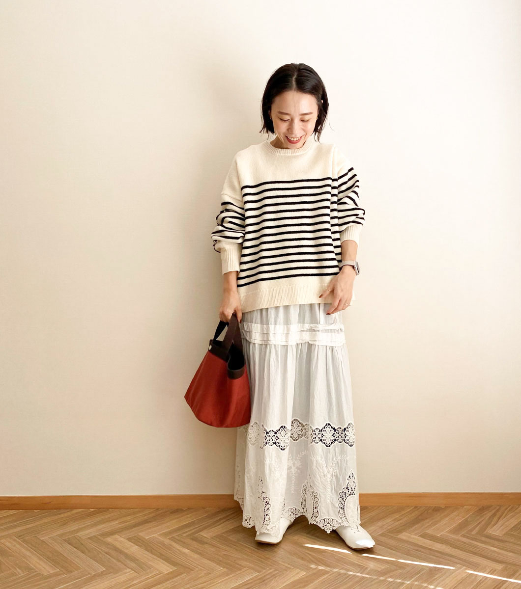 マキシ丈のレーススカートの足元にスムースホワイトのレースアップシューズをあわせて程よくきちんと感のあるコーディネートに。
