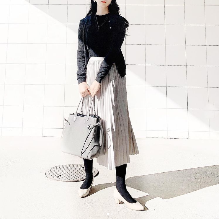 グレージュのシフォンプリーツとバッグをベージュのパンプスにカラーリンクさせたすっきりしたオフィスカジュアル