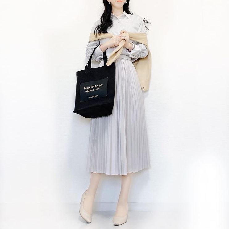 セットアップのように着たブラウスととろみのあるスカートにカーディガンを肩掛けしたコーディネートにベージュのマインナンバーワンを合わせました