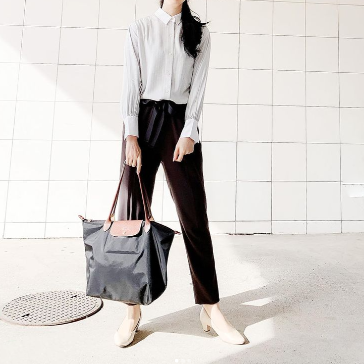 すっきりとしたブラックのパンツスタイル。疲れにくいファルファーレクラシカルのマインナンバーワンなら外回りも大丈夫