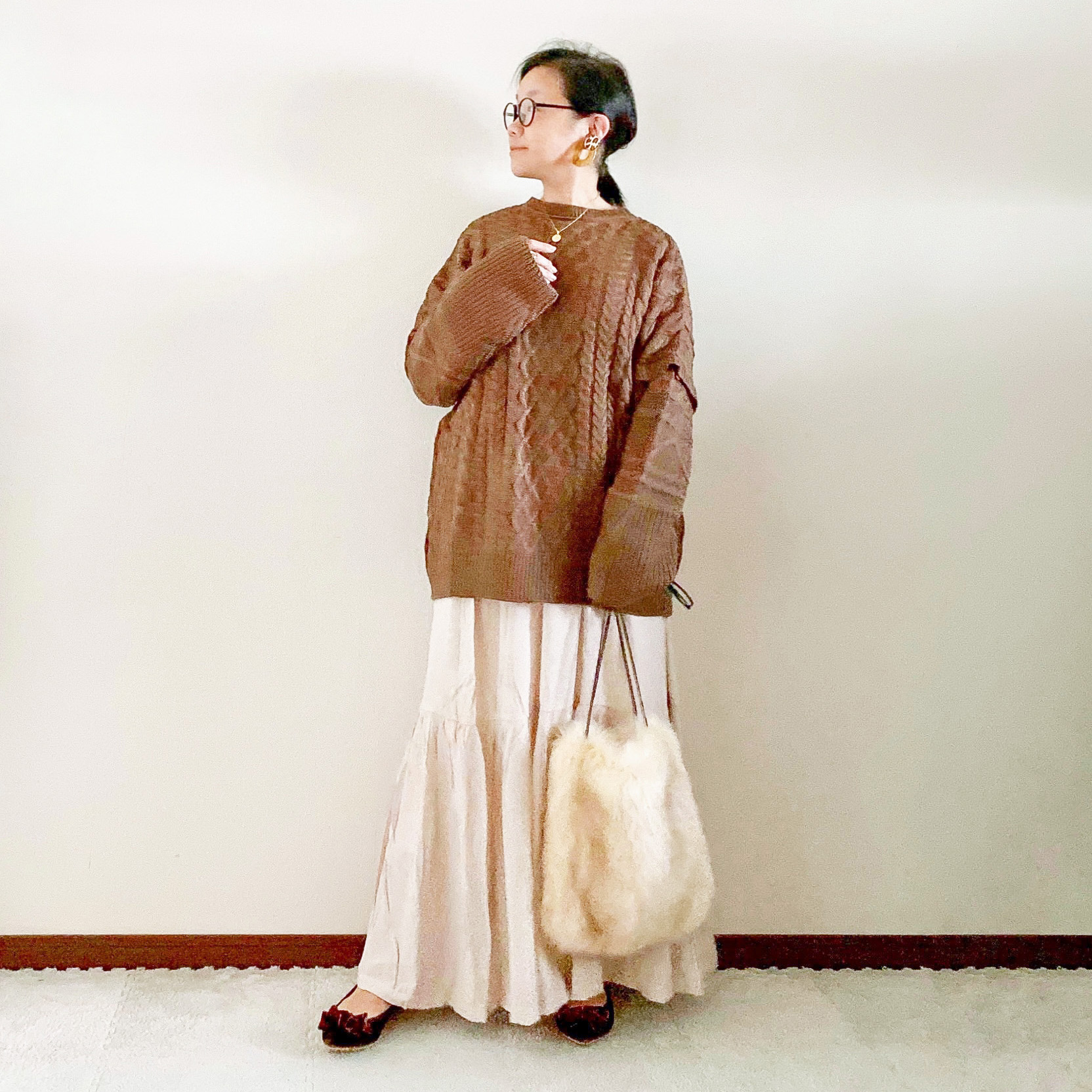 チェックワンピースとベロア素材のリボンパンプスを合わせたクラシカルなコーデ