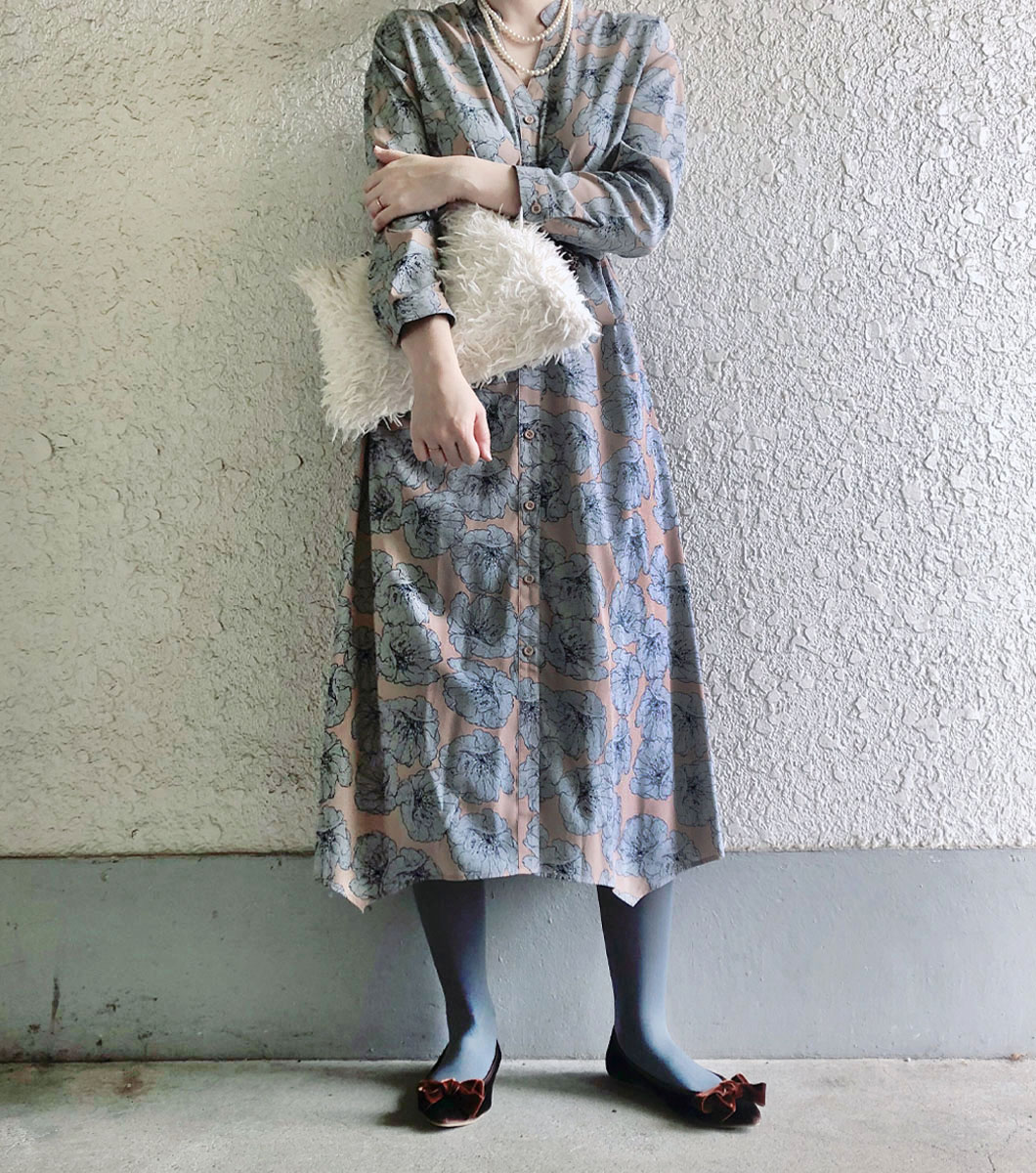 花柄のワンピースにリボン付きポインテッドトゥパンプスのブレンダを合わせてとことんフェミニンに。タイツのカラーは柄から色を拾うとまとまりやすいです◎