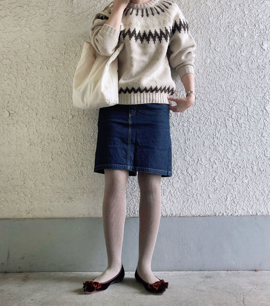 カジュアルなデニムのミニスカート×大きいリボン甘めなブレンダのMIXコーデ。厚手タイツを合わせれば防寒対策もばっちり。