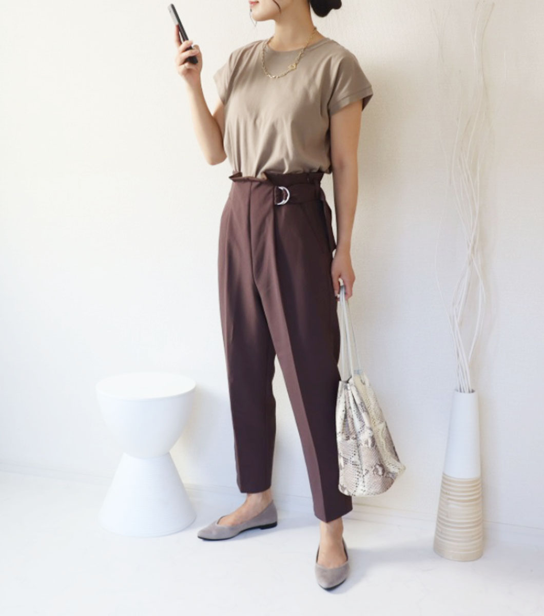 テーパードパンツにフラットmineをあわせればオフィスカジュアルなコーディネートに。