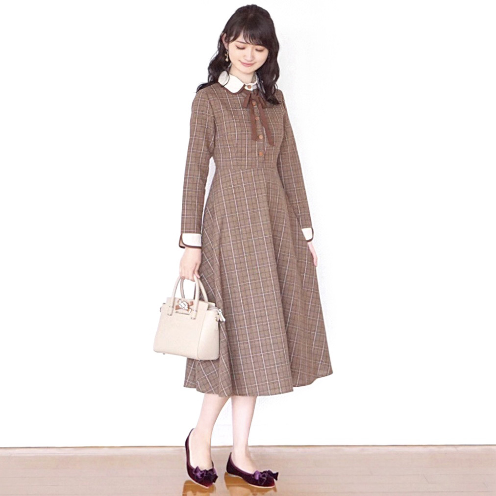 チェックワンピースとベロア素材のリボンパンプスを合わせたクラシカルなコーデ