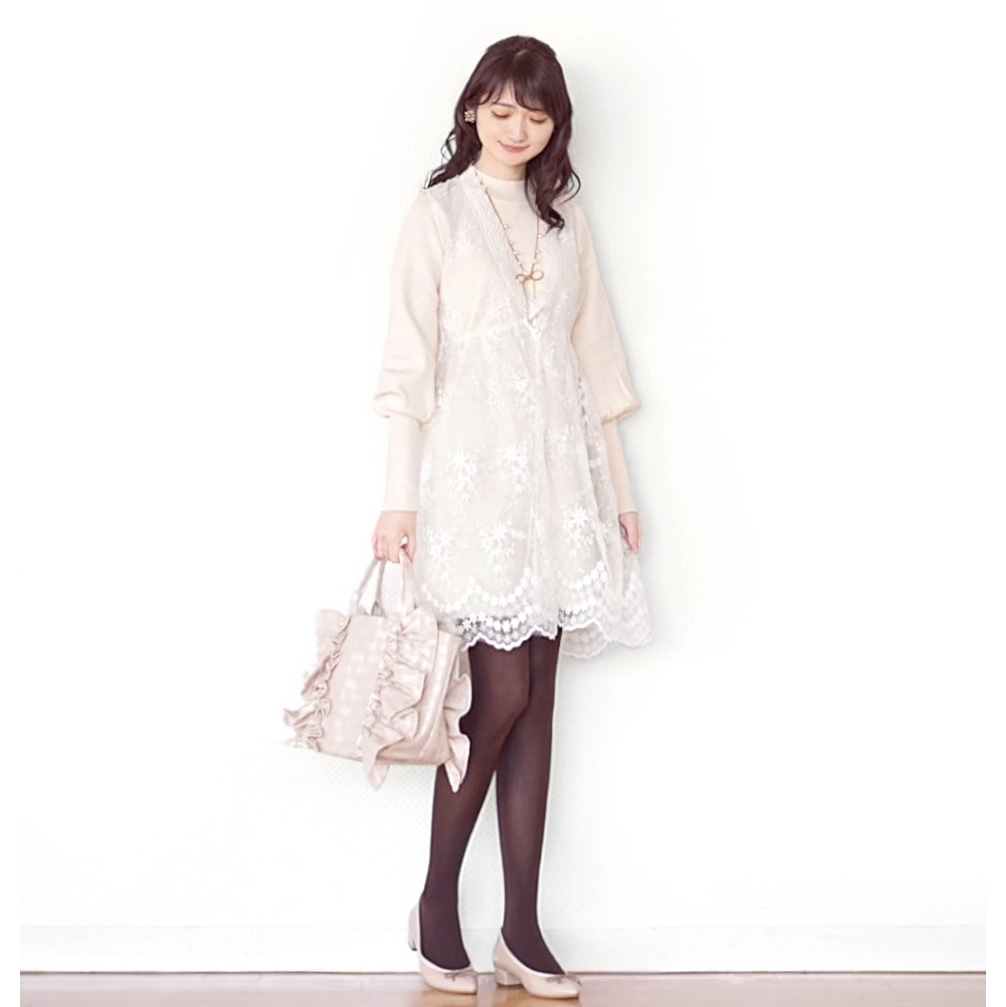 透明感あるレース素材のワンピは足元を引き締めるのがポイントです