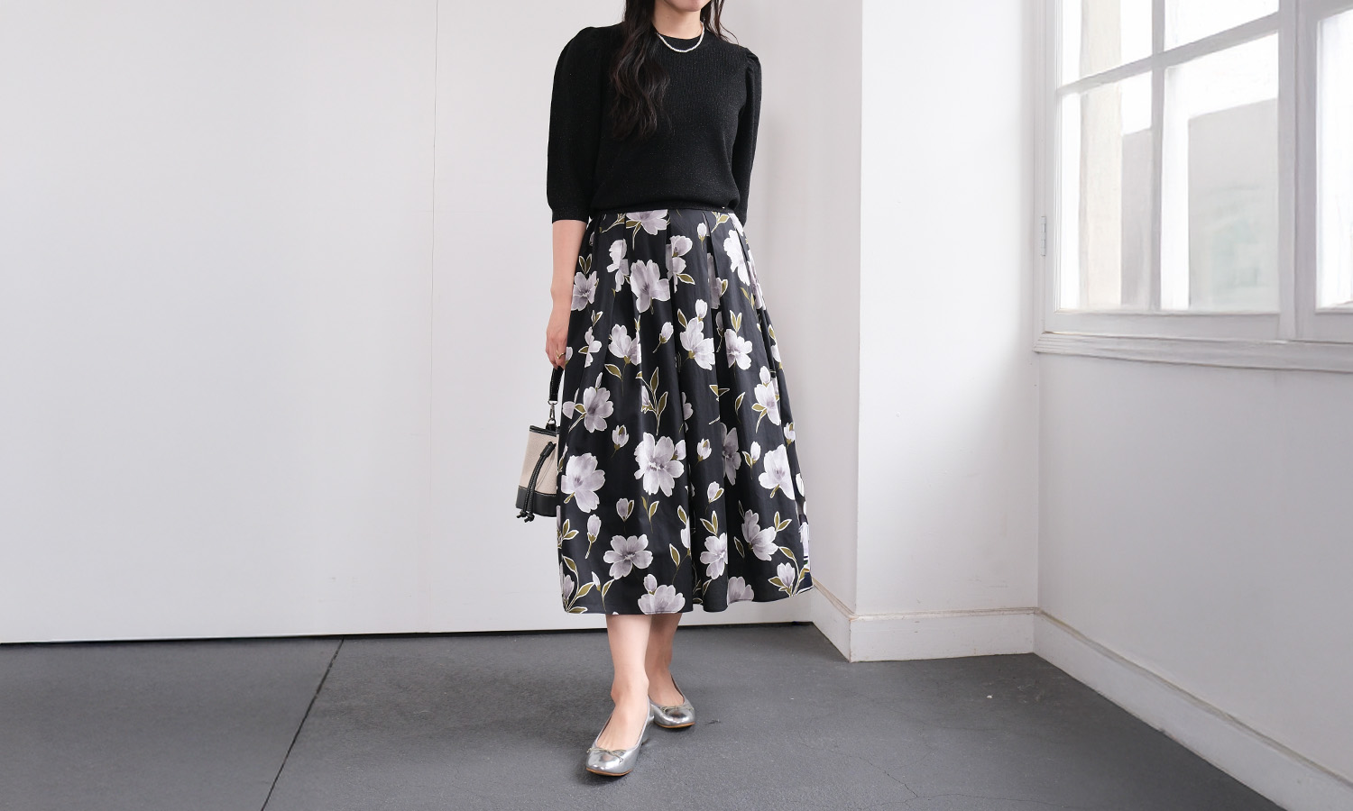 ウエストから裾にかけて広がるAラインシルエットがスタイルアップします