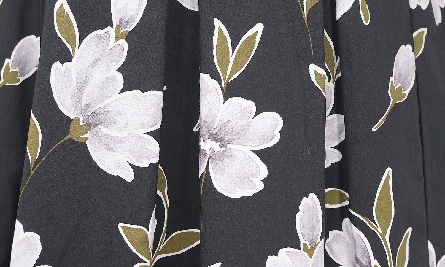 水彩画風の優しいタッチの花柄が上品に華やぐフレアスカート