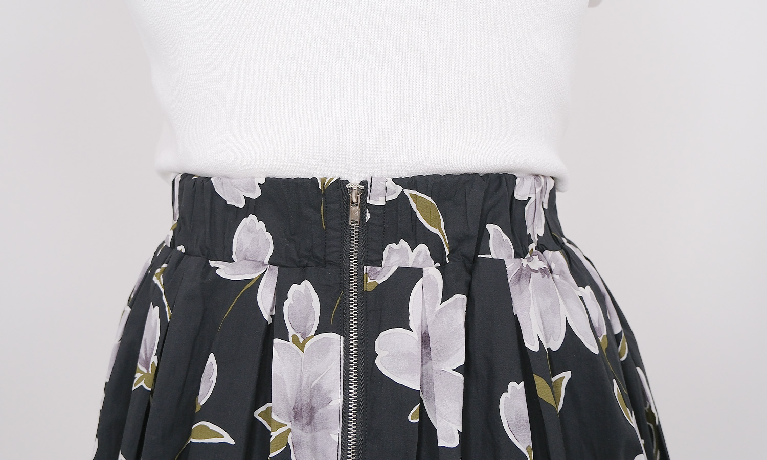 バックファスナー仕様で着脱もスムーズなバックファスナー悪あれるスカート