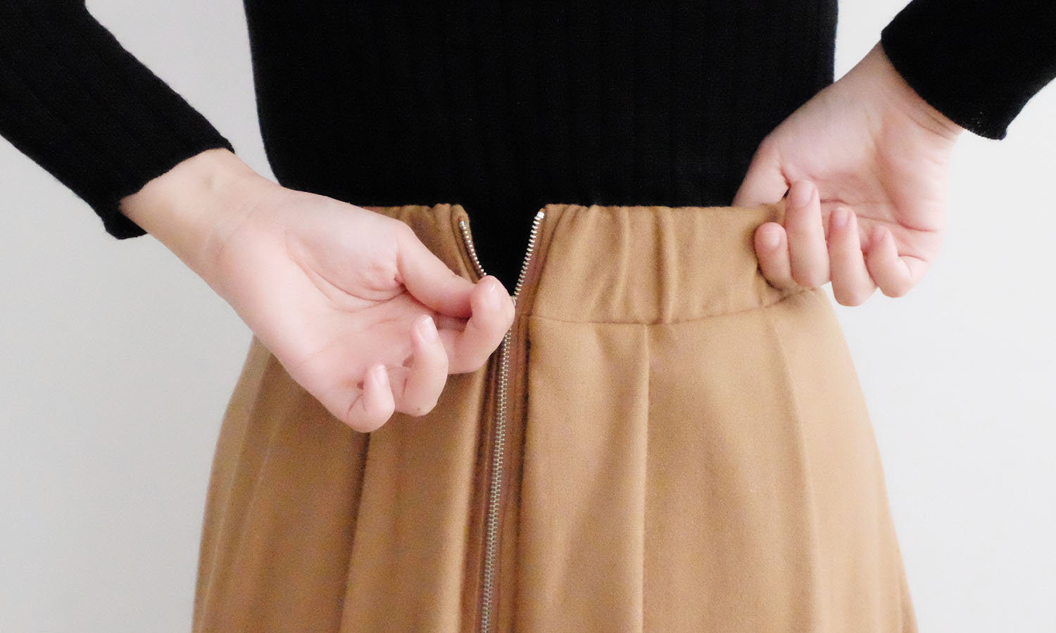 両サイドに大き目のポケットがついた神戸・山の手千鳥格子柄スカート