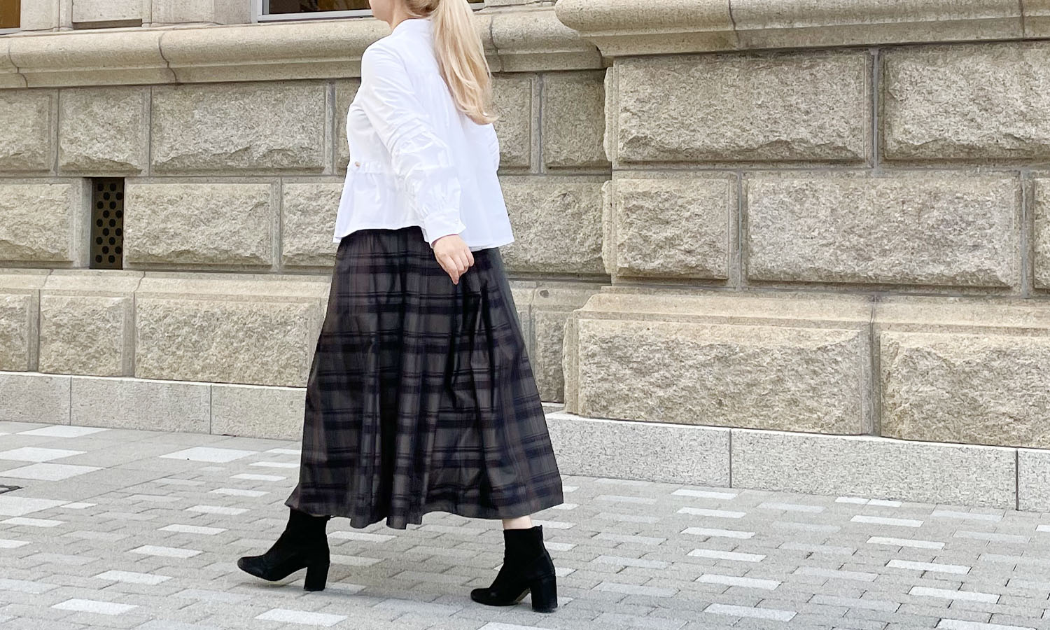 トレコードのダンボールチェスターコートはブラックとダークグレーのベーシックカラー2色