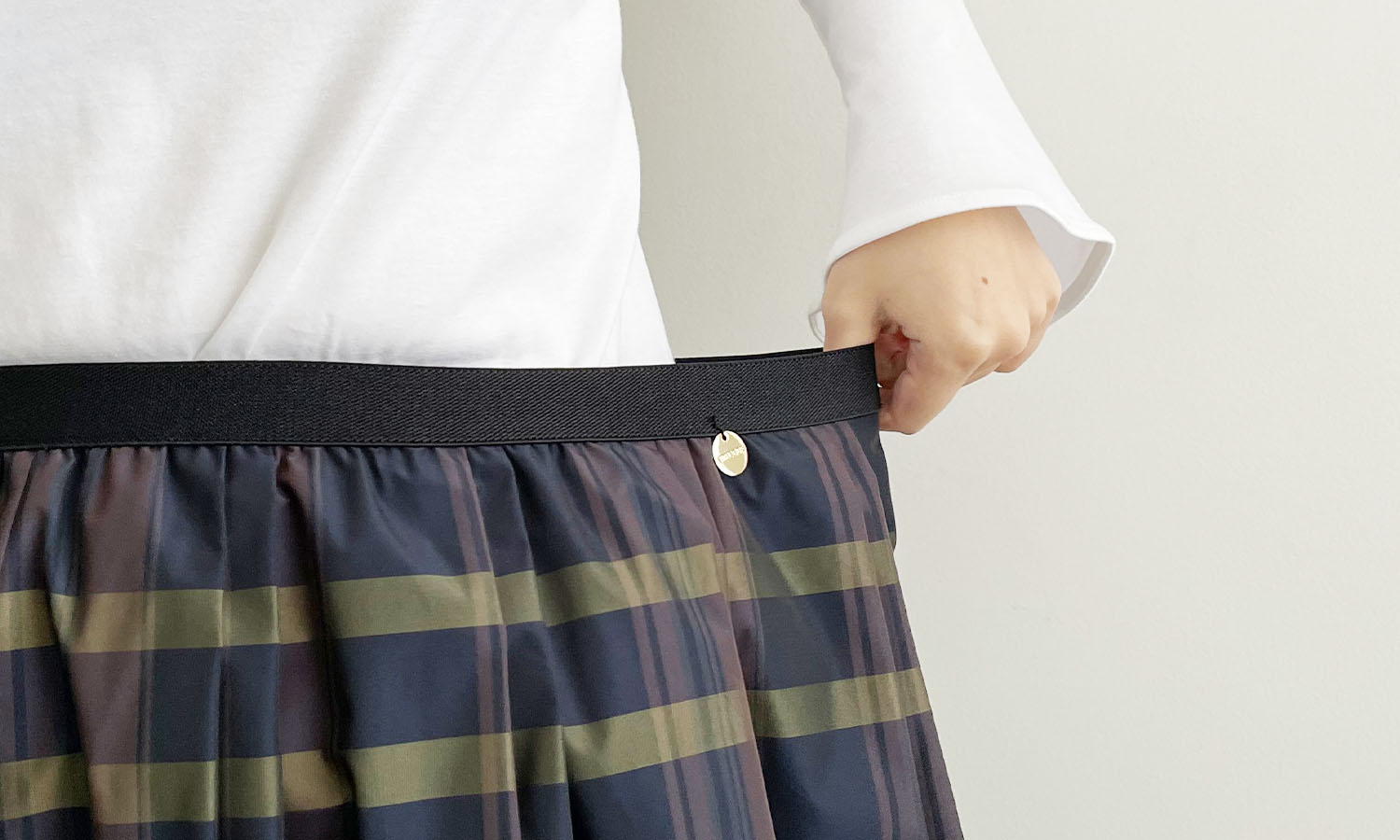 背中にオリジナル刺繍が入ったトレコードのダンボールチェスターコート