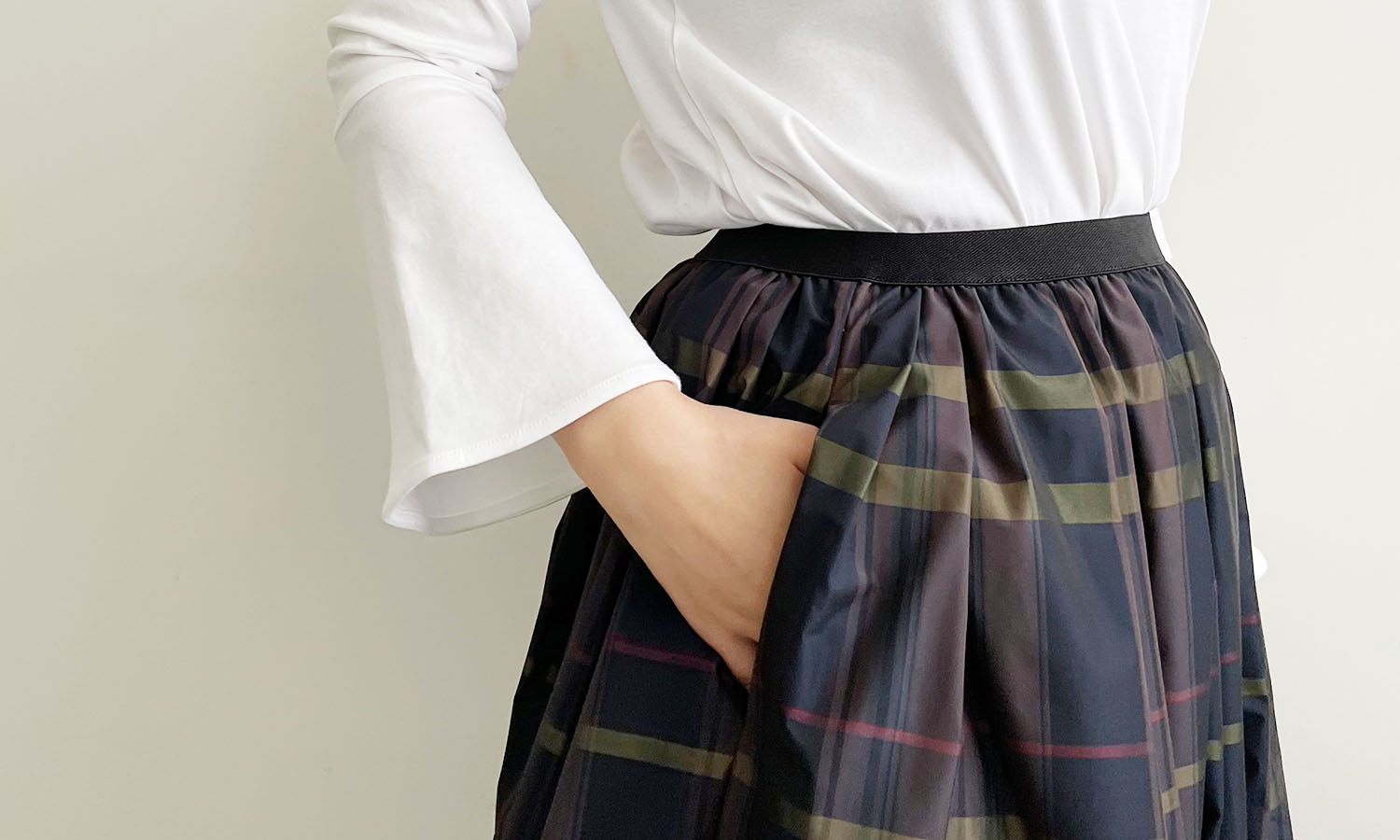 両サイドにポケットがついたトレコードのダンボールチェスターコート