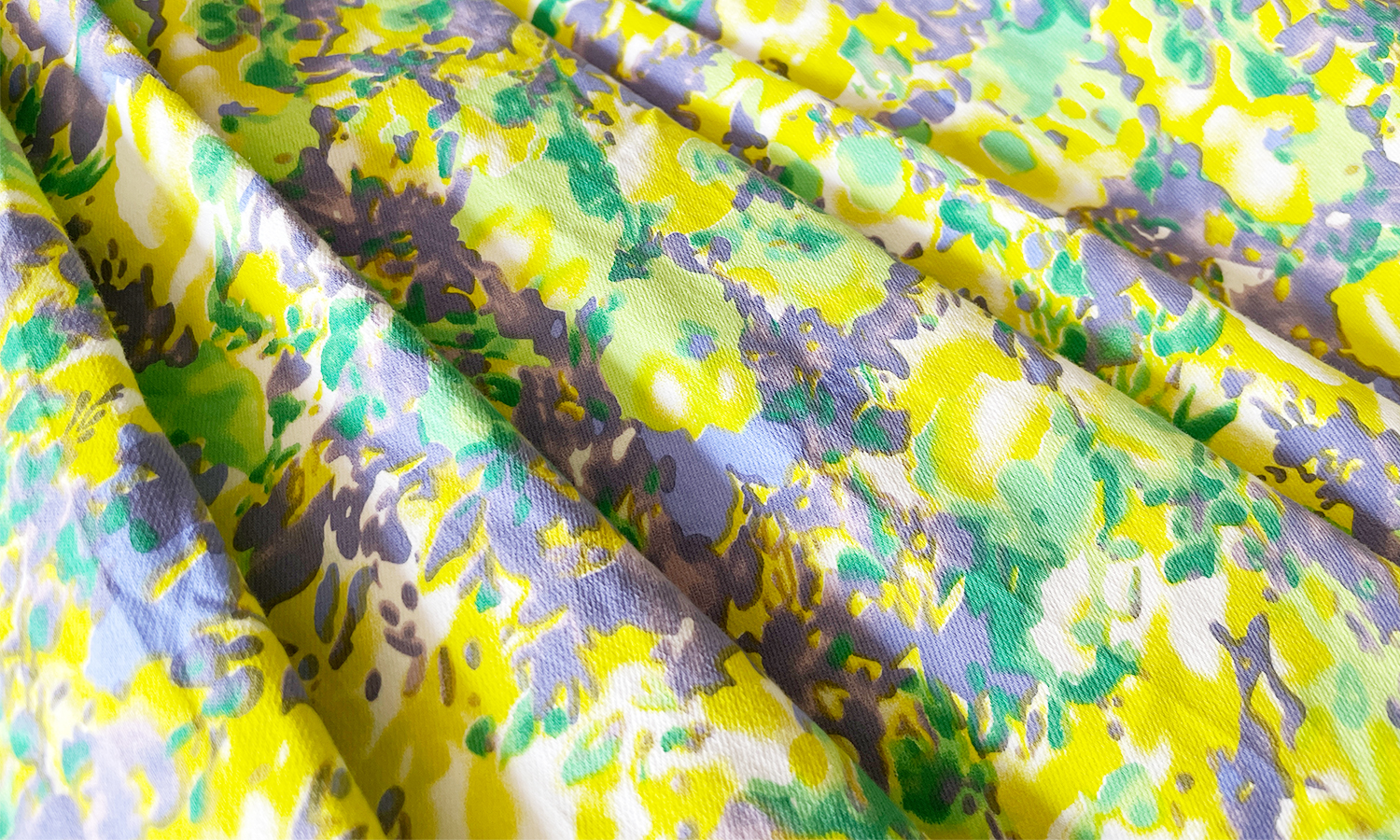 綿混でナチュラルな風合いのトレコードの神戸・山の手フラワーモチーフスカート