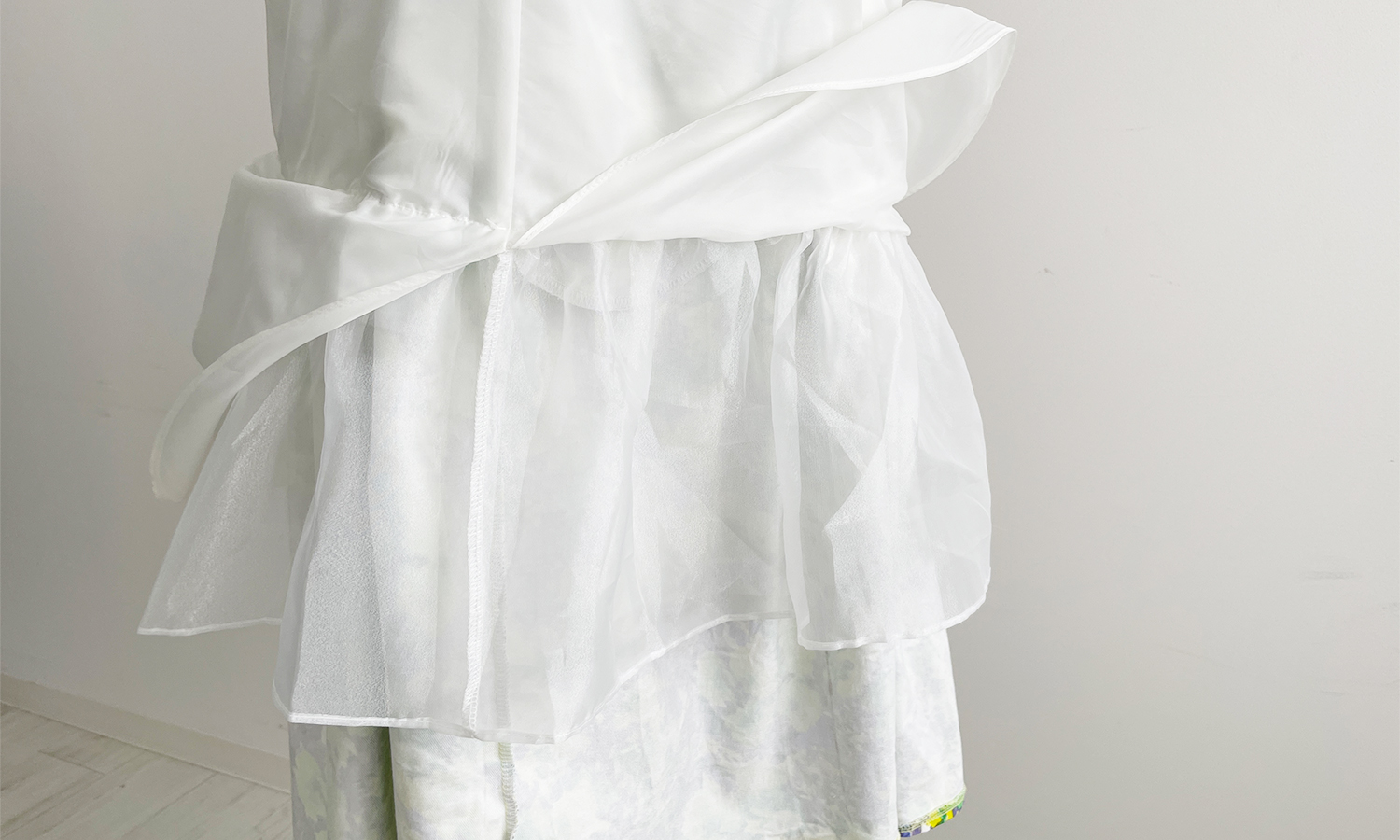 パニエ付きのペチコートできれいなAラインシルエットのトレコードの神戸・山の手フラワーモチーフスカート