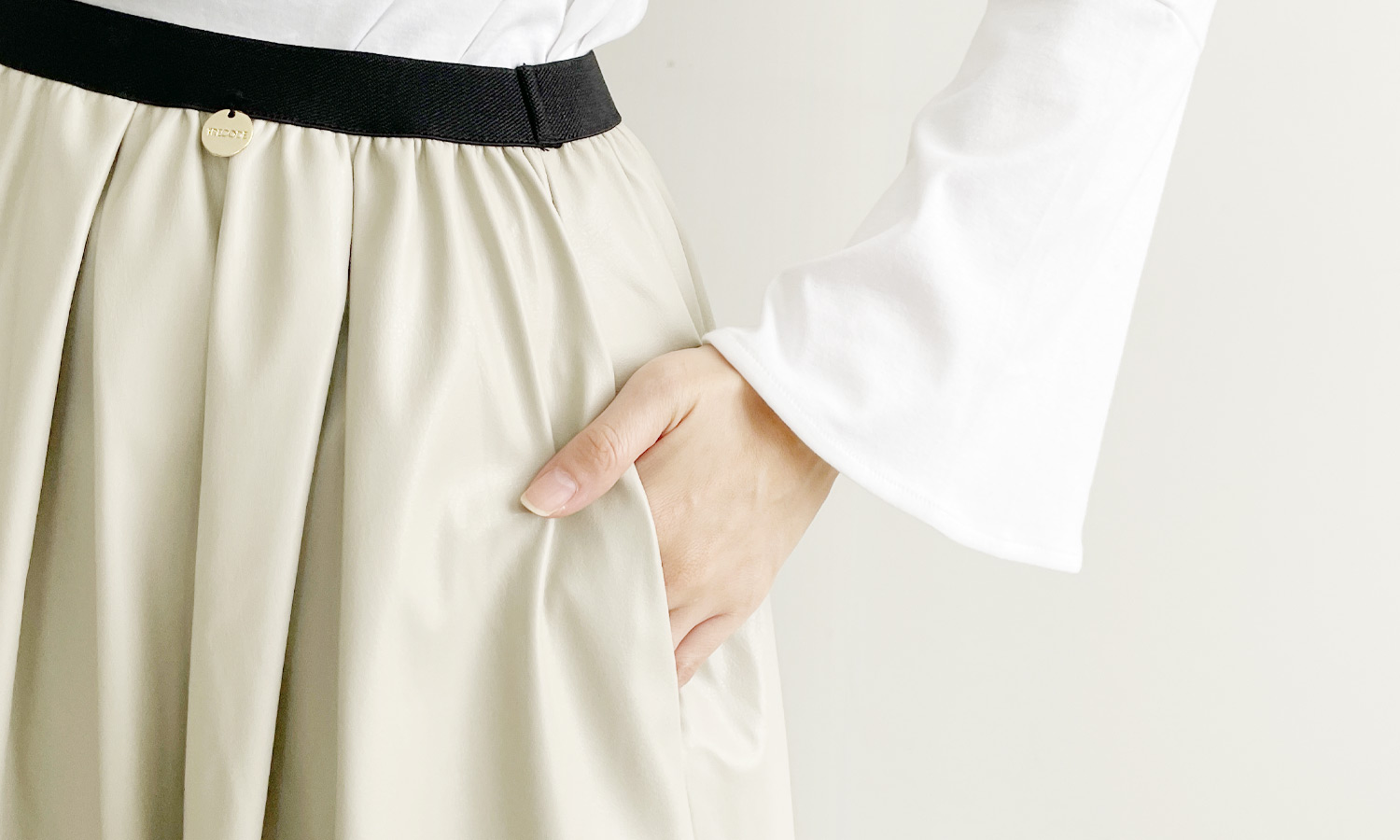 ポケットが付いて便利な神戸・山の手フェイクレザースカート