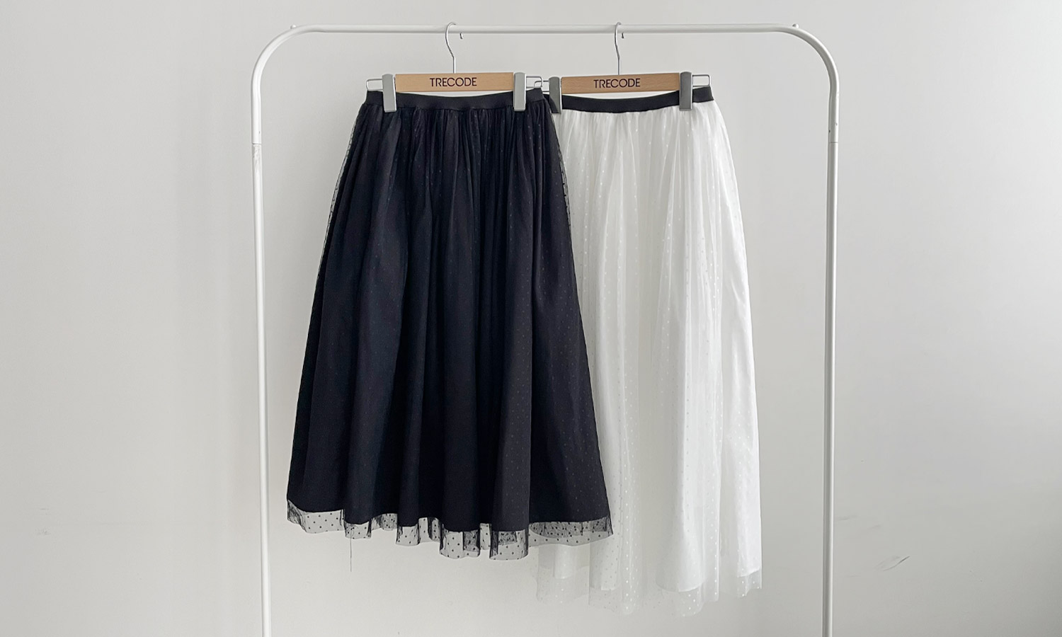 トレコードの神戸・山の手チュールスカートはホワイトとブラックの2色展開