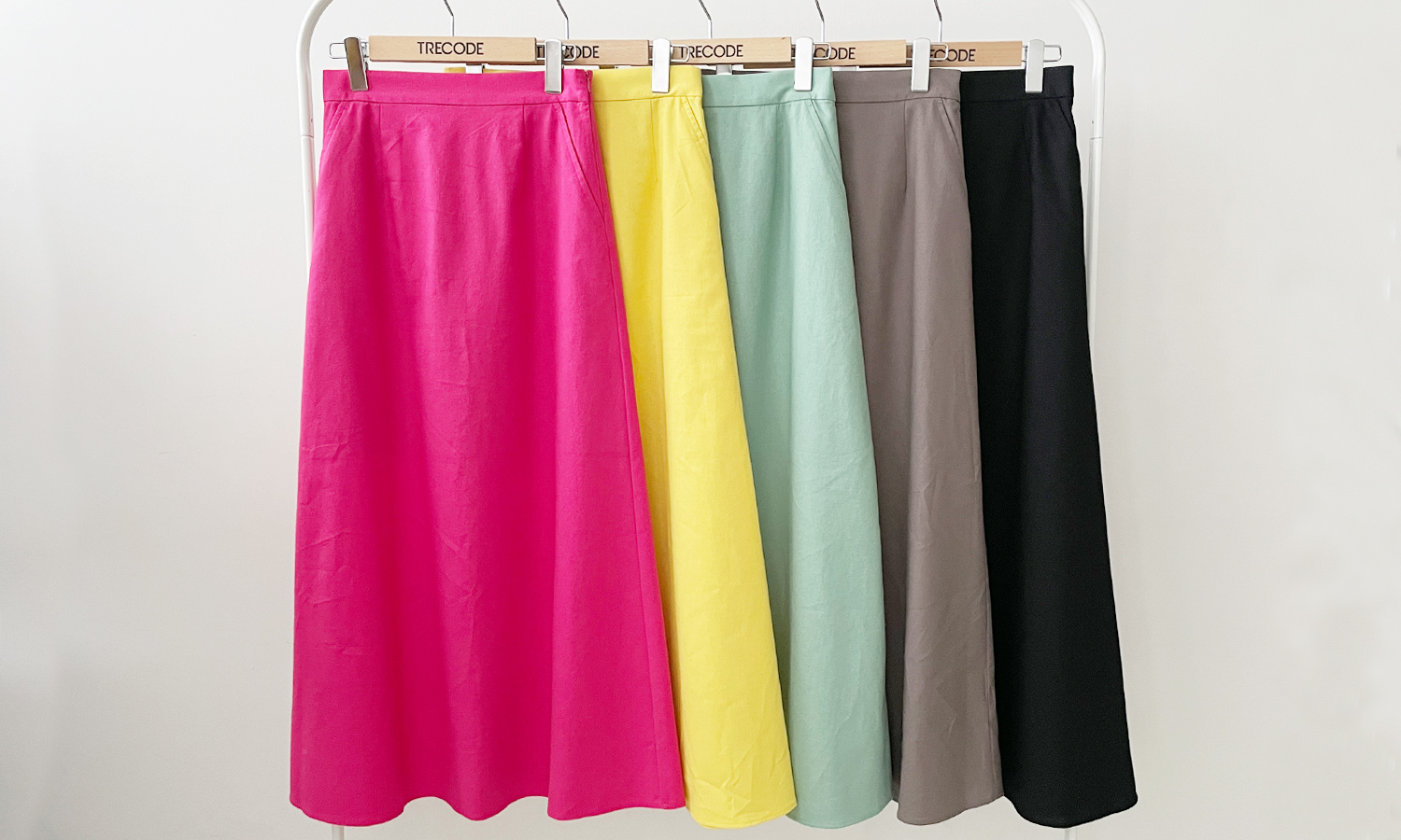 ピンク、イエロー、グリーン、チャコール、ブラックと、鮮やかなカラーからペーシックな色まで、5色展開のトレコードのリネン混Aラインスカート