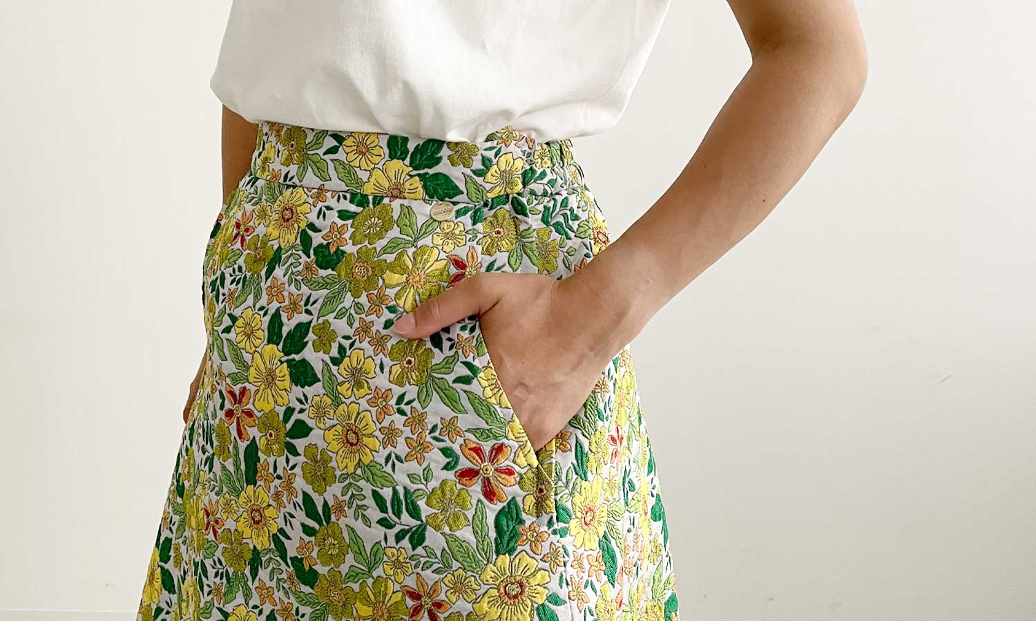 ポケット付きで便利なトレコードの小花柄ジャガードフレアスカート