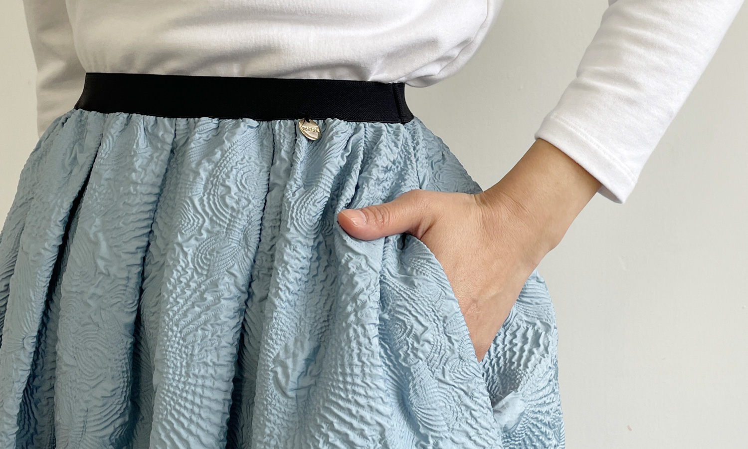 7～11号サイズでのお作りですが、ウエストゴムで楽ちんに穿けるTRECODEの神戸・山の手エンボススカート