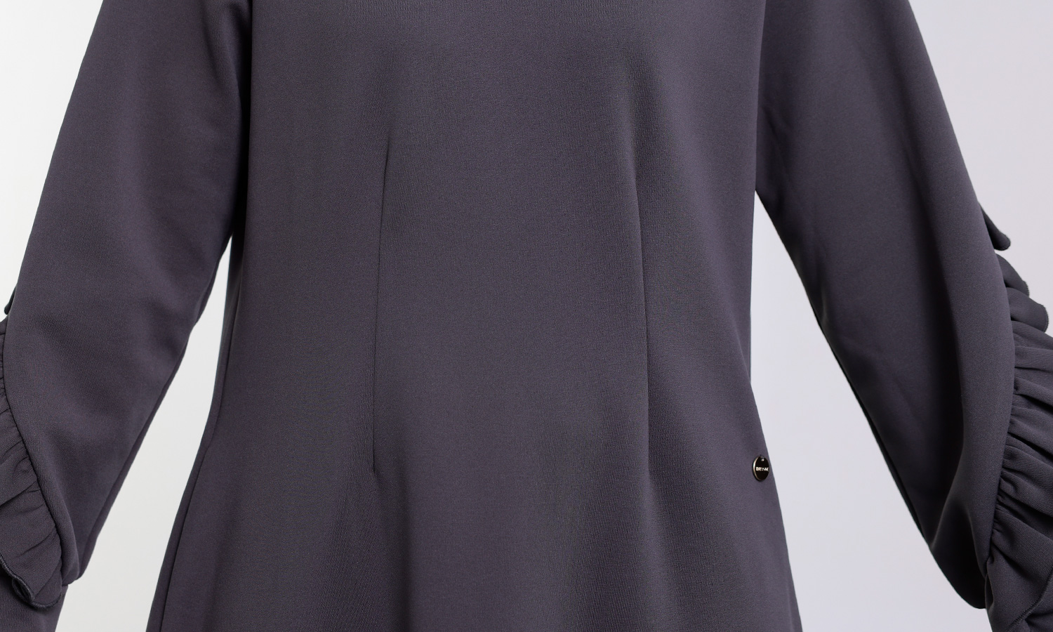 ゆったりシルエットでラクちん着映えのTRECODEの裏起毛フリルワンピース