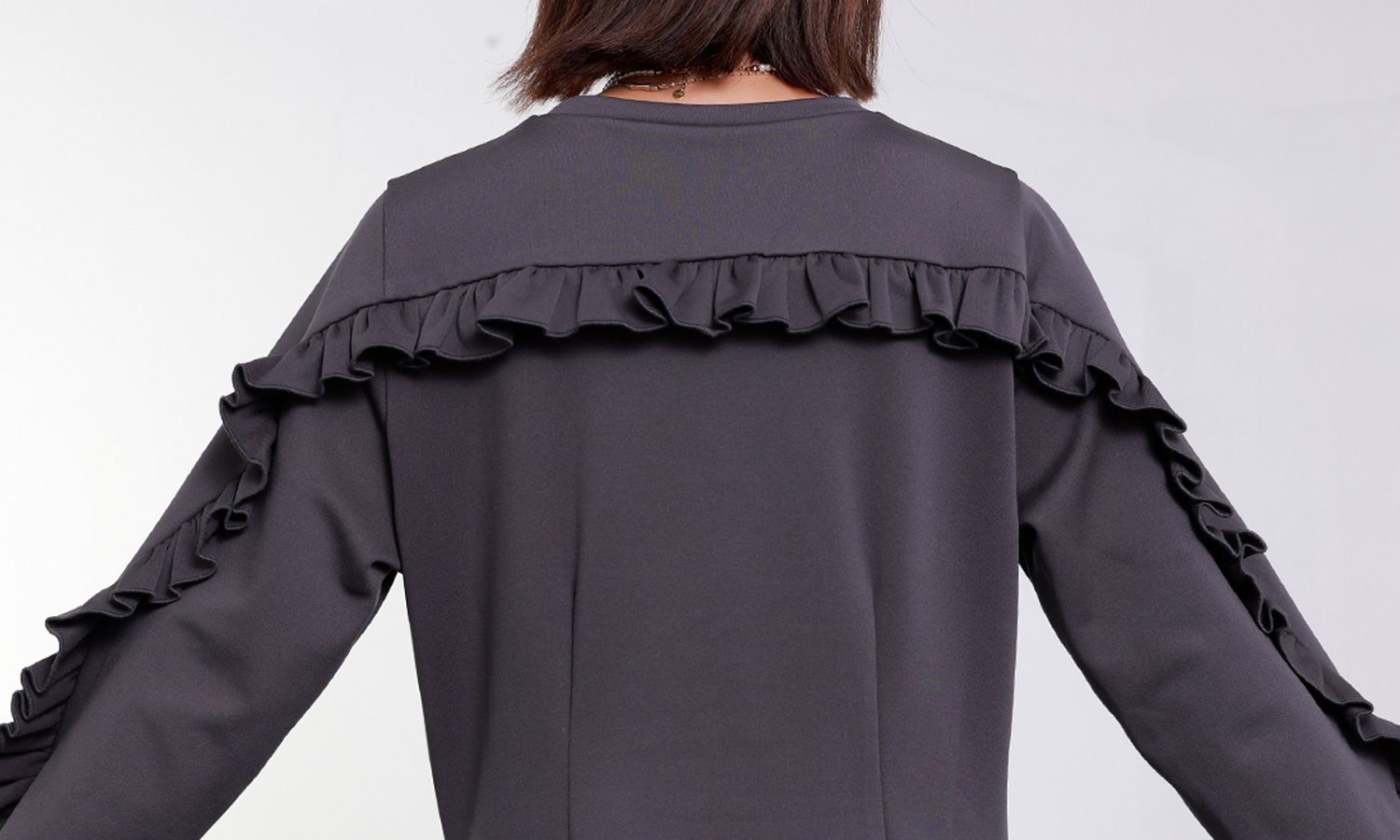 フリルデザインが可愛いTRECODEの裏起毛フリルワンピース