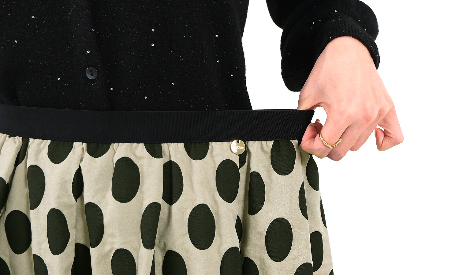 トレンドのオーバルドットスカート
