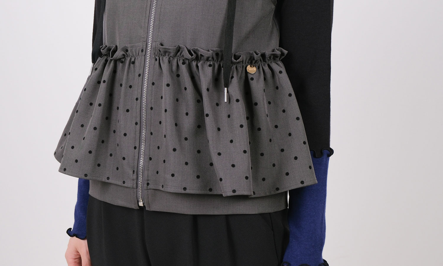 近年 新品同様 ライン柄 レオナール ベスト パーカー 36 38 紺 近年 新品同様 ライン柄 レオナール ベスト パーカー 36 38 紺