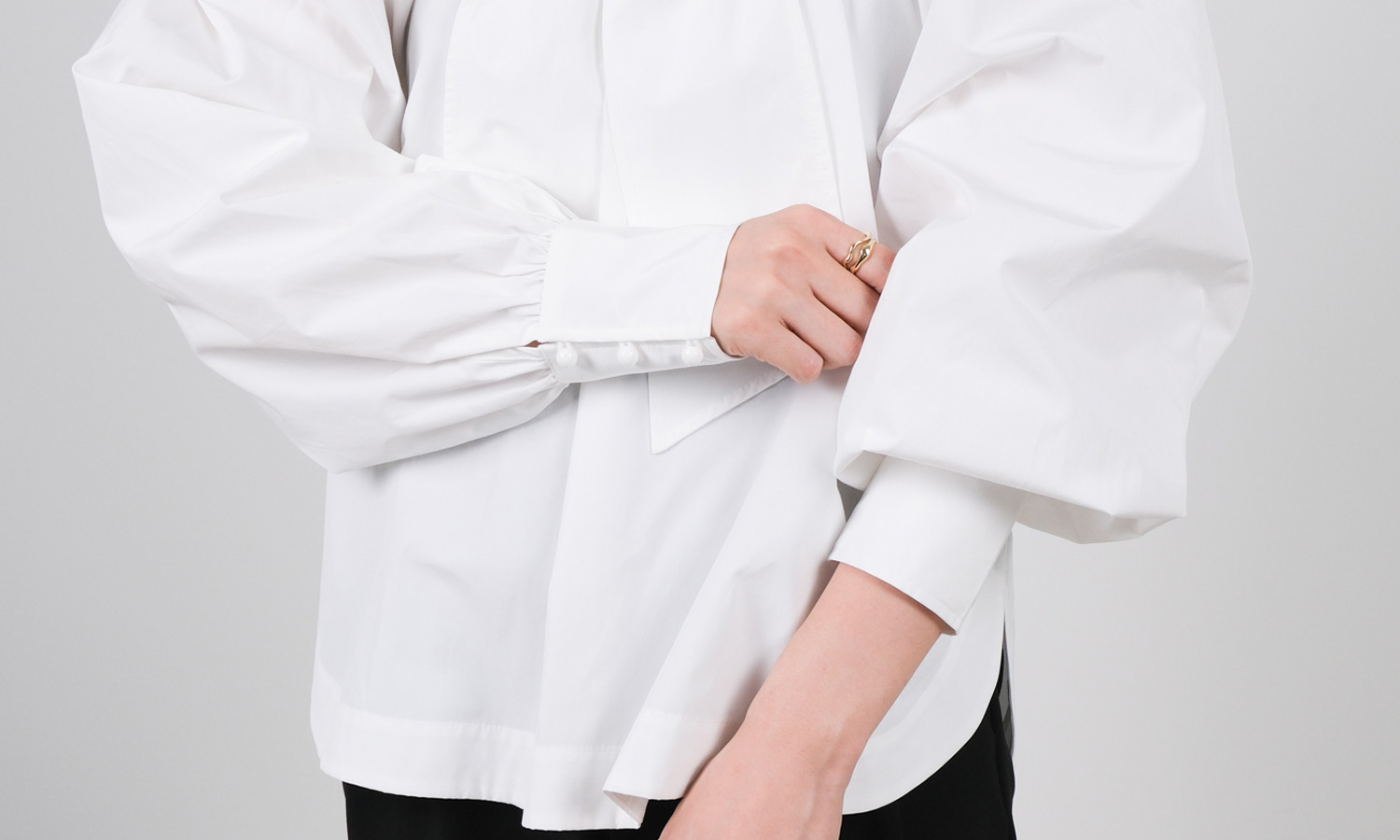 164cmのスタッフが着用したボウタイブラウスの詳細画像